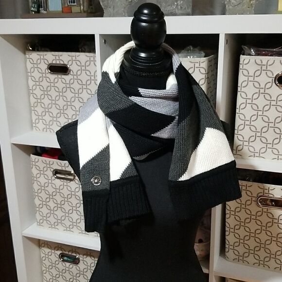 Michael Kors Women Scarf LOGO Knit Wool Blend Stripped Zigzag Gray White Black - Picture 2 of 9